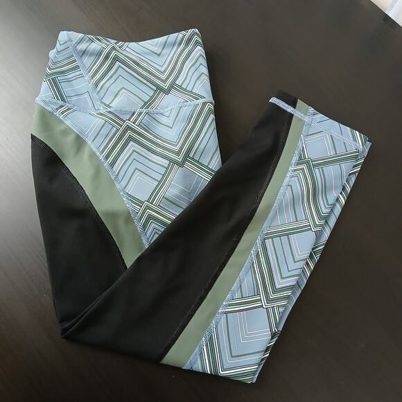 Victoria Sport VSX Knockout Capri Leggings M geometric color block activewear - Picture 12 of 12